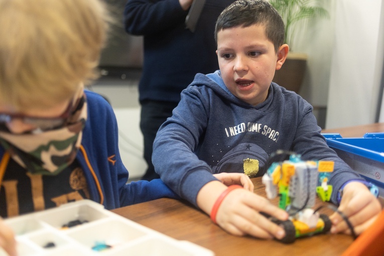 Ministranci budowali roboty