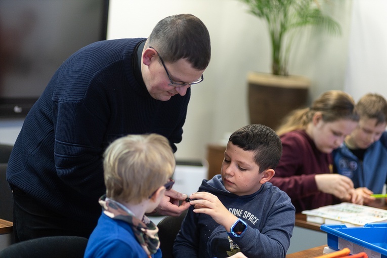 Ministranci budowali roboty