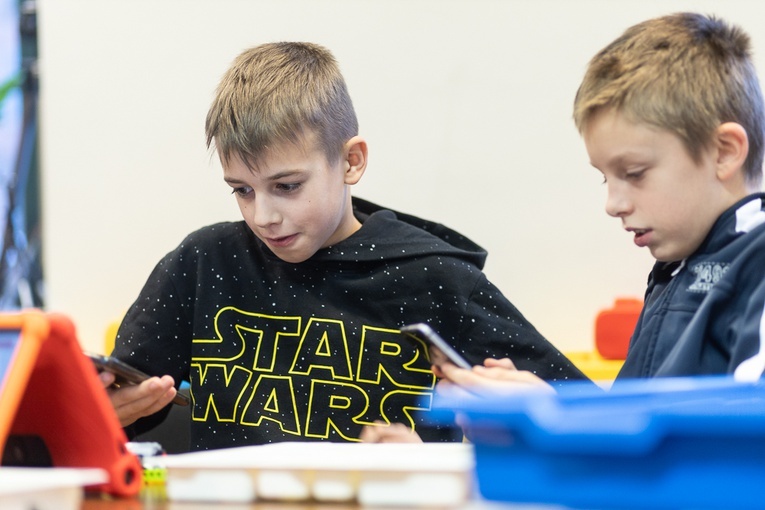 Ministranci budowali roboty