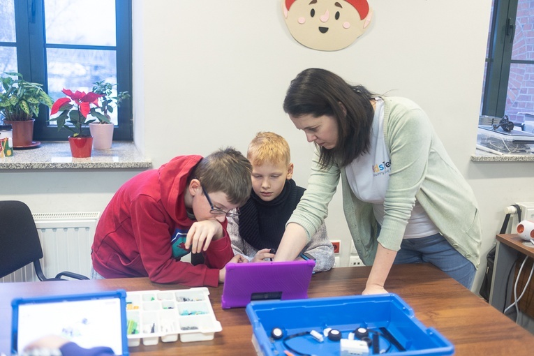 Ministranci budowali roboty