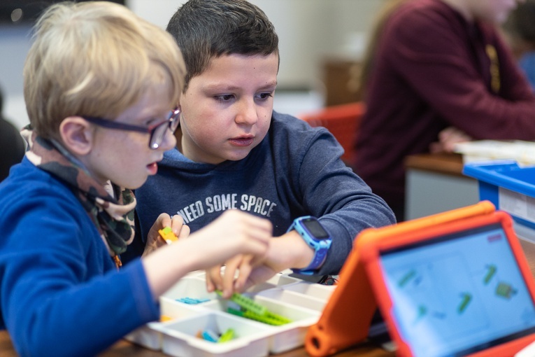 Ministranci budowali roboty