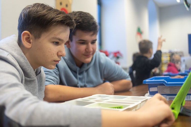 Ministranci budowali roboty