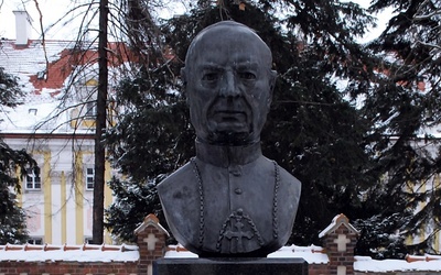 Przy bazylice trzebnickiej stanął pomnik bł. kard. Wyszyńskiego