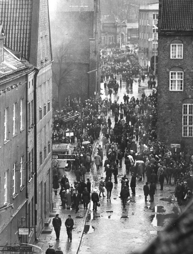 Grudzień ’70. Tłum na ul. Elżbietańskiej, na tyłach Komitetu Wojewódzkiego PZPR w Gdańsku i kościoła św. Elżbiety. 