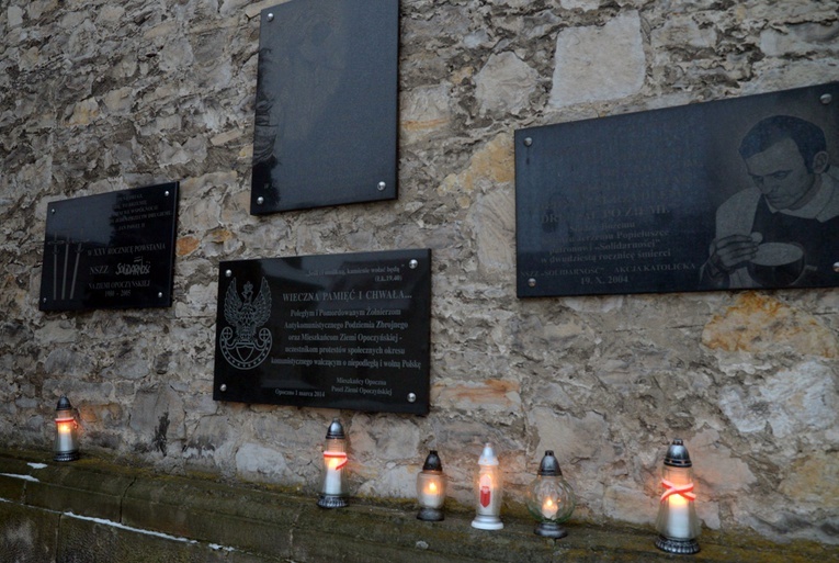 Lampki przed ścianą pamięci na murze kolegiaty św. Bartłomieja w Opocznie zapłonęły jeszcze w ciągu dnia.