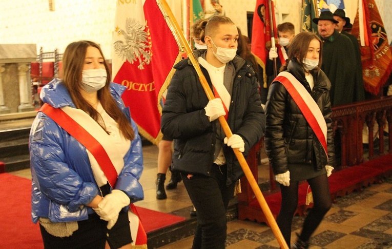 40. rocznica wprowadzenia stanu wojennego i poświęcenia sztandaru "Solidarności" w Rajczy