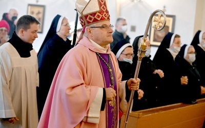 Biskup w czasie procesji wejścia w miejscowym kościele.