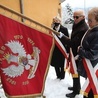 Poczet z 40-letnim sztandarem Solidarności z Rajczy.