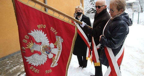 Poczet z 40-letnim sztandarem Solidarności z Rajczy.