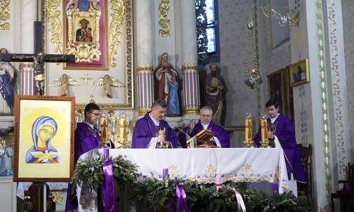 Bp Roman Pindel przewodniczył Mszy św. w 40. rocznicę ogłoszenia stanu wojennego, a zarazem poświęcenia sztandaru Solidarności w Rajczy.