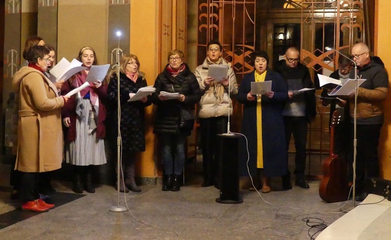 Schola z parafii św. Stanisława w Andrychowie podczas nabożeńswta do św. Jóefa w katedrze św. Mikołaja w Bielsku-Białej.