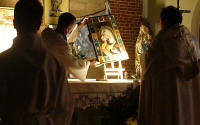 Ikona Matki Bożej znalazła się w centrum modlitwy w Kamienicy.