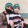 	Agata Gierczyńska-Furmanek z synem podczas jednej z wizyt w szpitalu. Fundacja Ronalda McDonalda rozdawała tego dnia dzieciom i ich rodzicom „Czapki od serca”.