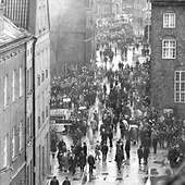 Grudzień ’70. Tłum na ul. Elżbietańskiej, na tyłach Komitetu Wojewódzkiego PZPR w Gdańsku i kościoła św. Elżbiety.