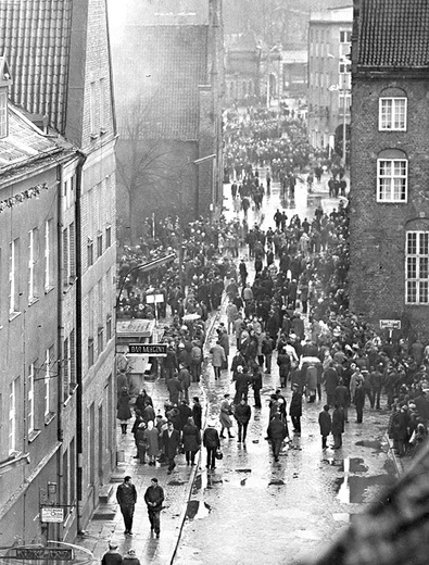 Grudzień ’70. Tłum na ul. Elżbietańskiej, na tyłach Komitetu Wojewódzkiego PZPR w Gdańsku i kościoła św. Elżbiety.