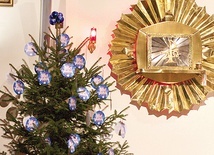 Wystarczy wziąć z choinki bombkę i w zamian przynieść przygotowane dary.