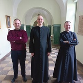 Michał (od lewej) i Marcin z ojcem duchownym ks. Wojciechem Rebetą.