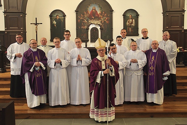 	Akolici z abp Wiktorem Skworcem, przełożonymi z seminarium i proboszczami rodzinnych parafii.