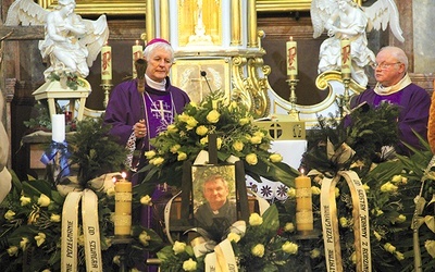 	Liturgii pogrzebowej przewodniczył  bp Marek Szkudło.