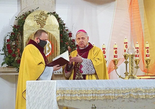 	Bp Jan Kopiec wręcza dekret ustanawiający diecezjalne sanktuarium ks. Rafałowi Grunertowi, proboszczowi parafii.