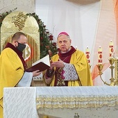 	Bp Jan Kopiec wręcza dekret ustanawiający diecezjalne sanktuarium ks. Rafałowi Grunertowi, proboszczowi parafii.