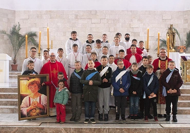  Do grona liturgicznej służby ołtarza zaliczają się  osoby w różnym wieku 