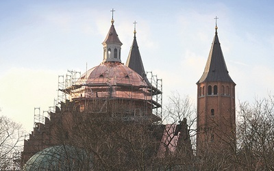 Płocka katedra na Wzgórzu Tumskim wyróżnia się świeżością i blaskiem nowego pokrycia dachowego.