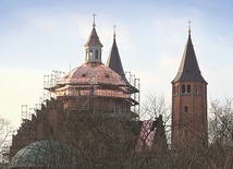 Płocka katedra na Wzgórzu Tumskim wyróżnia się świeżością i blaskiem nowego pokrycia dachowego.