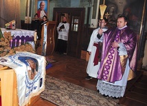 	Sztandar pobłogosławił ksiądz proboszcz.