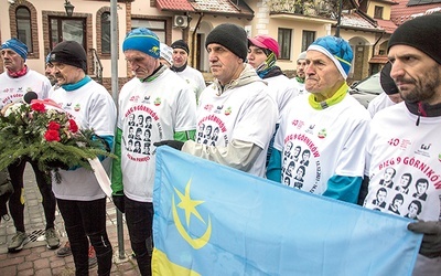 	Złożenie kwiatów pod tablicą upamiętniającą ofiary stanu wojennego.