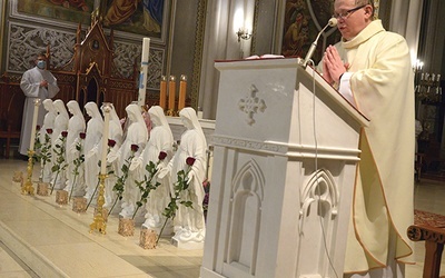 Mszy św., podczas której zostały poświęcone figury, przewodniczył ks. Przemysław Wójcik.