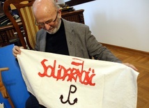 Wieloletni duszpasterz "Solidarności" Regionu Płockiego ma wiele pamiątek tamtego czasu, które otrzymał od internowanych działaczy.