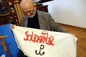 Wieloletni duszpasterz "Solidarności" Regionu Płockiego ma wiele pamiątek tamtego czasu, które otrzymał od internowanych działaczy.