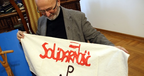 Wieloletni duszpasterz "Solidarności" Regionu Płockiego ma wiele pamiątek tamtego czasu, które otrzymał od internowanych działaczy.