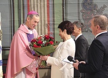 Hierarcha otrzymał od parafian m.in. pamiątkowy medal z napisem: „Praca parafian dokonała cudu”.