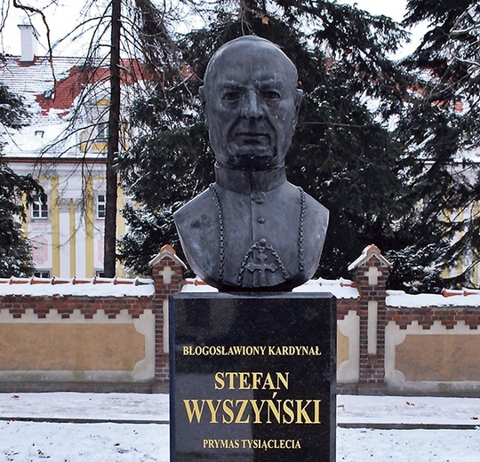 Na pomniku umieszczono cytat: „Tutaj na ziemi polskiej, my jesteśmy gospodarzami.  Do nas należy decydować o takim czy innym kierunku naszego życia i bytowania.  Od tego bowiem zależy suwerenność narodu”.