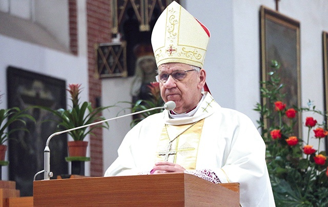 Homilię wygłosił biskup gliwicki Jan Kopiec.