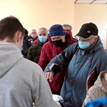 Ponad 87 tys. posiłków i paczki na święta