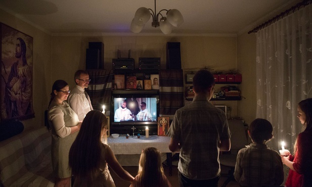 Zdjęcie rodziny uczestniczącej zdalnie w Wigilii Paschalnej wygrało konkurs Śląskej Fotografii Prasowej