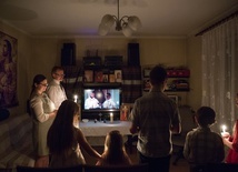 Zdjęcie rodziny uczestniczącej zdalnie w Wigilii Paschalnej wygrało konkurs Śląskej Fotografii Prasowej
