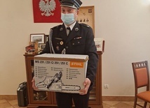 Strażak z OSP w Rudniku nad Sanem z nową pilarką.