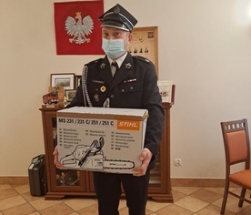 Strażak z OSP w Rudniku nad Sanem z nową pilarką.