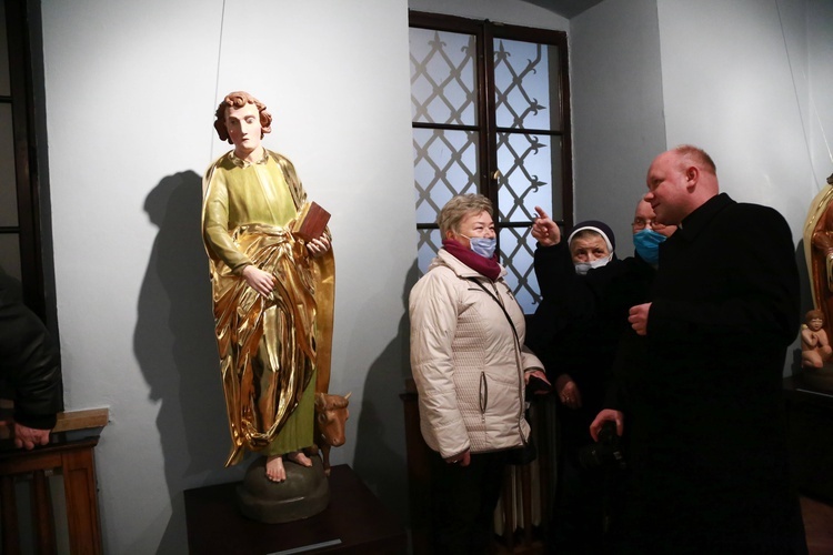 Wystawa rzeźb z głównego ołtarza sądeckiej bazyliki