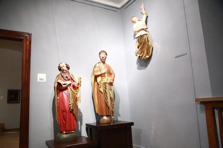 Wystawa rzeźb z głównego ołtarza sądeckiej bazyliki
