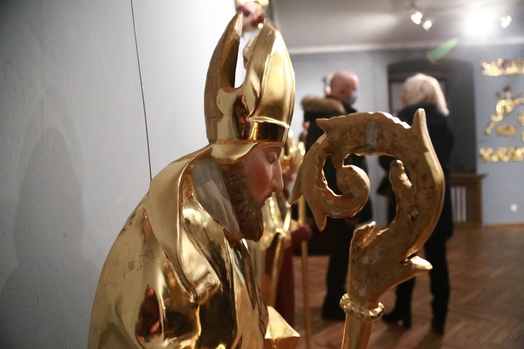 Wystawa rzeźb z głównego ołtarza sądeckiej bazyliki