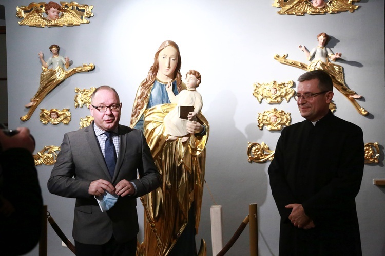 Wystawa rzeźb z głównego ołtarza sądeckiej bazyliki