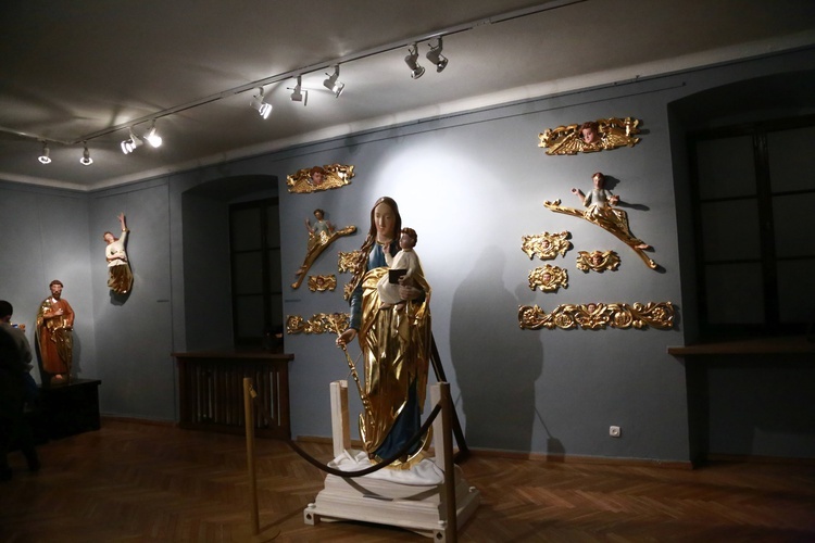 Wystawa rzeźb z głównego ołtarza sądeckiej bazyliki