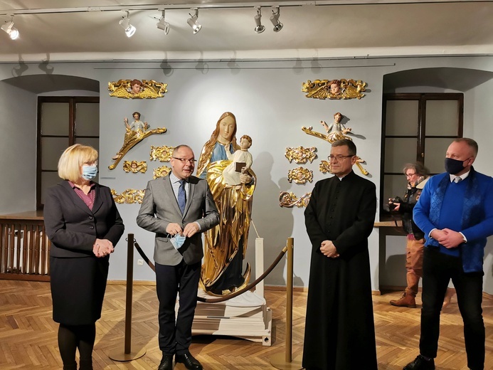 Wystawa rzeźb z głównego ołtarza sądeckiej bazyliki