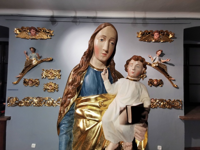 Wystawa rzeźb z głównego ołtarza sądeckiej bazyliki