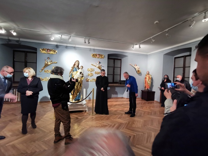 Wystawa rzeźb z głównego ołtarza sądeckiej bazyliki